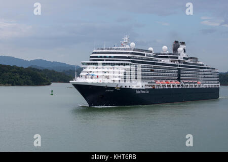 Mittelamerika, Panama, Panamakanal, Gatun Lake. Holland-Amerika-Schiff Eurodam, das durch den Gatun Lake segelt und dabei den Panamakanal überfährt. Stockfoto