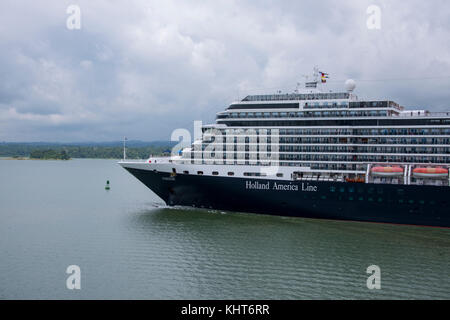 Mittelamerika, Panama, Panamakanal, Gatun Lake. Holland-Amerika-Schiff Eurodam, das durch den Gatun Lake segelt und dabei den Panamakanal überfährt. Stockfoto