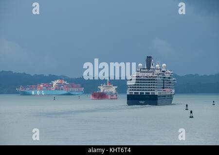 Mittelamerika, Panama, Panamakanal, Gatun Lake. Holland-Amerika-Schiff Eurodam, das durch den Gatun Lake segelt und dabei den Panamakanal überfährt. Stockfoto