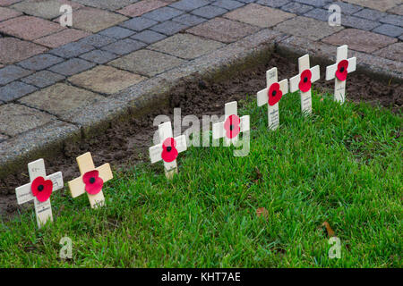 Eine Reihe von kleinen Kreuzen mit Mohn Symbole im Garten der Erinnerung in Bangor, County Down, Nordirland Stockfoto