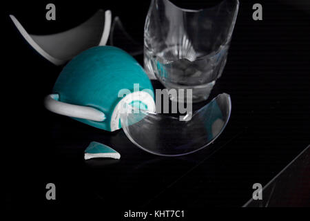 Broken teacup und Glas, Studio closeup Schuß Stockfoto