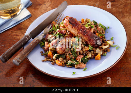 Geschmorte Linsensuppe mit Würstchen Stockfoto