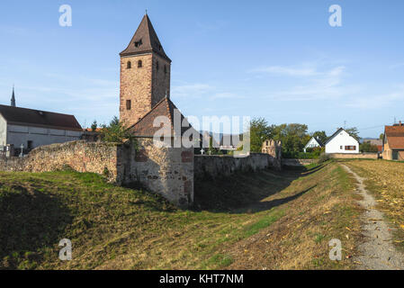 Mittelalterliche Stadtmauer mit donjon, Dorf niedernai, Elsass, Frankreich Stockfoto