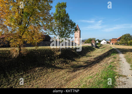 Mittelalterliche Stadtmauer mit donjon, Dorf niedernai, Elsass, Frankreich Stockfoto