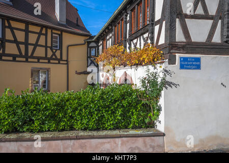 Fachwerkhaus mit Rebe und Herbstlaub im Dorf Boersch, auf der Weinstraße des Elsass, Frankreich Stockfoto