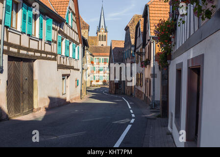 Straße im Dorf Boersch, auf der Weinstraße des Elsass, Frankreich Stockfoto