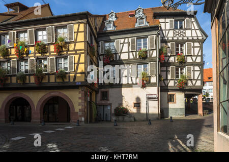 Alte skew-whiff Fachwerkhäuser im Dorf Barr, auf der Weinstraße des Elsass, Frankreich Stockfoto