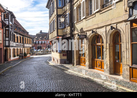 Pflaster Straße mit alten Häusern und Fachwerkarchitektur in das Dorf Barr, auf der Weinstraße des Elsass, Frankreich Stockfoto