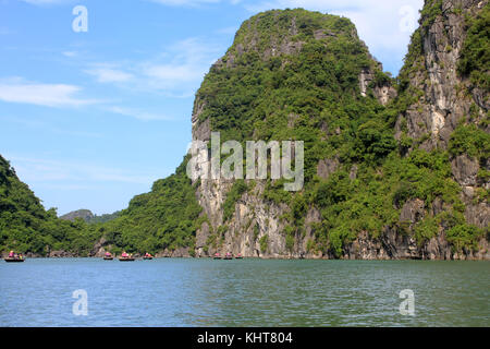 Angelboote ply das Wasser zum Fischerdorf in der Halong Bucht Stockfoto