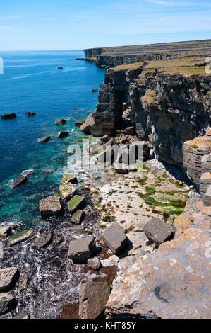 Hohe Klippen bei Inishmore Insel in der Nähe von Ruinen von Dun Duchathair (Schwarz Fort), Aran Islands, County Kerry, Irland Stockfoto