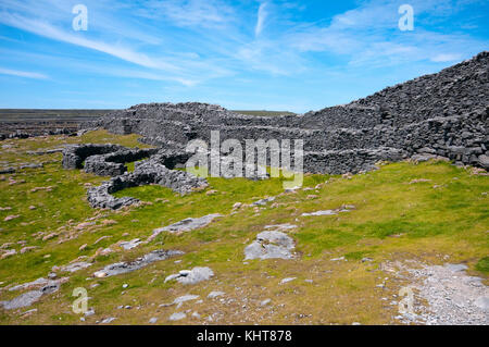 Die Ruinen der Festung Dun Duchathair (Schwarz) an der Insel Inishmore, Aran Islands, County Galway, Irland Stockfoto