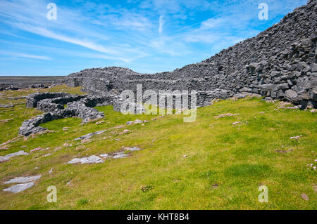 Die Ruinen der Festung Dun Duchathair (Schwarz) an der Insel Inishmore, Aran Islands, County Galway, Irland Stockfoto