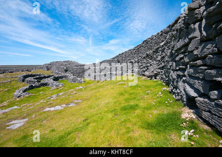 Die Ruinen der Festung Dun Duchathair (Schwarz) an der Insel Inishmore, Aran Islands, County Galway, Irland Stockfoto