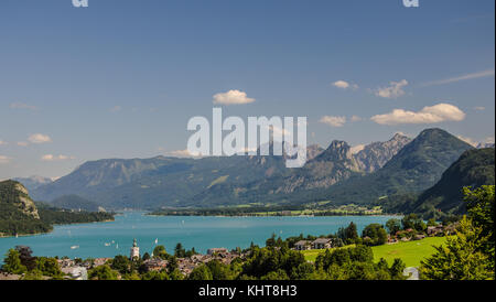 Wolfgangsee (Deutsch: Wolfgangsee) liegt größtenteils im Bundesland Salzburg und ist einer der bekanntesten Seen im Salzkammergut resort Region. Stockfoto