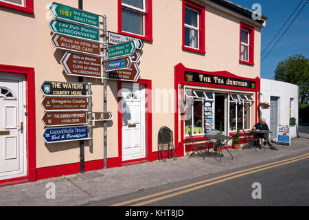 Verkehrszeichen und Tee Haus in Ballyvaughan, County Clare, Irland Stockfoto