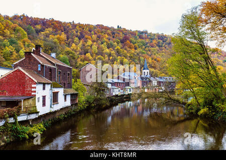 Ansicht der vesdre Fluss und die Kirche von Saint Francois Xavier in der belgischen Stadt Lüttich, Wallonien Stockfoto