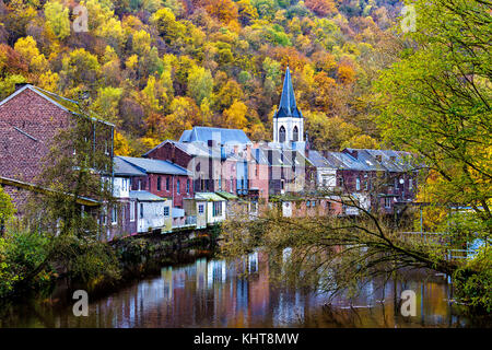 Ansicht der vesdre Fluss und die Kirche von Saint Francois Xavier in der belgischen Stadt Lüttich, Wallonien Stockfoto