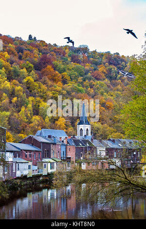 Ansicht der vesdre Fluss und die Kirche von Saint Francois Xavier in der belgischen Stadt Lüttich, Wallonien Stockfoto