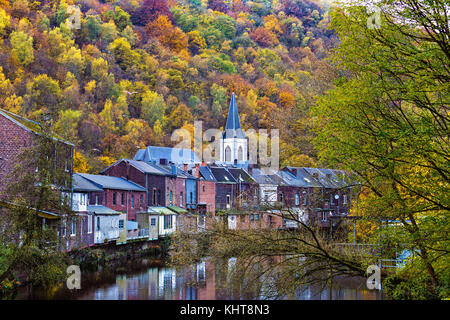 Ansicht der vesdre Fluss und die Kirche von Saint Francois Xavier in der belgischen Stadt Lüttich, Wallonien Stockfoto