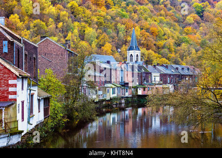 Ansicht der vesdre Fluss und die Kirche von Saint Francois Xavier in der belgischen Stadt Lüttich, Wallonien Stockfoto