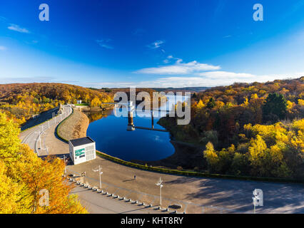 Anzeigen von gileppe Talsperre, ein Bogen - Staumauer und seine zwei 2,8 m Brunnen auf dem gileppe Fluss in Jalhay, Provinz Lüttich, Wallonien, Belgien Stockfoto