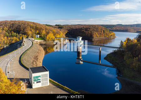 Anzeigen von gileppe Talsperre, ein Bogen - Staumauer und seine zwei 2,8 m Brunnen auf dem gileppe Fluss in Jalhay, Provinz Lüttich, Wallonien, Belgien Stockfoto