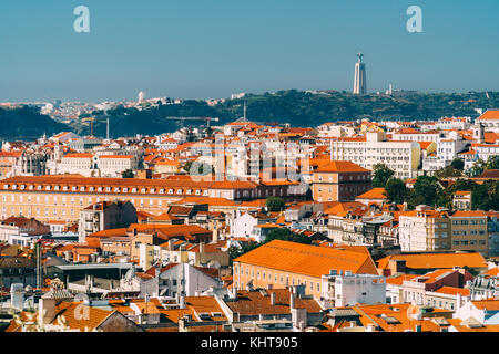 Luftbild der Innenstadt von Lissabon Skyline der alten historischen Stadt und Cristo Rei Santuario (Heiligtum von Christus, dem König, Statue) in Portugal Stockfoto