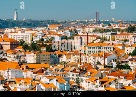 Luftbild der Innenstadt von Lissabon Skyline der alten historischen Stadt und Cristo Rei Santuario (Heiligtum von Christus, dem König, Statue) in Portugal Stockfoto