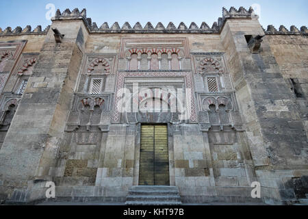 Weitwinkelansicht der puerta de San Juan von Mezquita de Córdoba (Andalusien, Spanien). Stockfoto