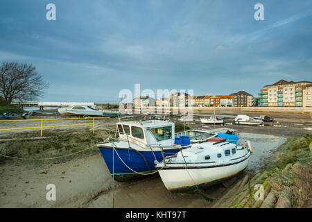 Boote auf dem Fluss Adur in Shoreham-by-Sea, West Sussex, England. Stockfoto