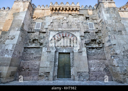 Weitwinkelansicht der Puerta de San Esteban Eingang von Mezquita de Córdoba (Andalusien, Spanien). Stockfoto