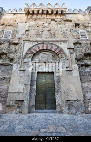 Goldene Tür vom Eingang Puerta de San Esteban aus Mezquita de Córdoba (Andalusien, Spanien). Stockfoto