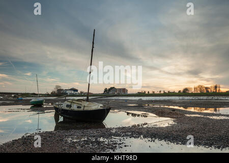 Sonnenuntergang auf dem Fluss Adur in Shoreham-by-Sea, West Sussex, England. Stockfoto