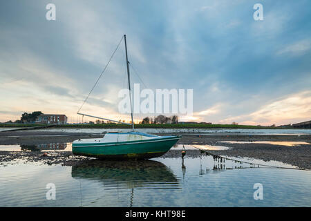 Sonnenuntergang auf dem Fluss Adur in der Nähe von Shoreham-by-Sea, West Sussex, England. Stockfoto