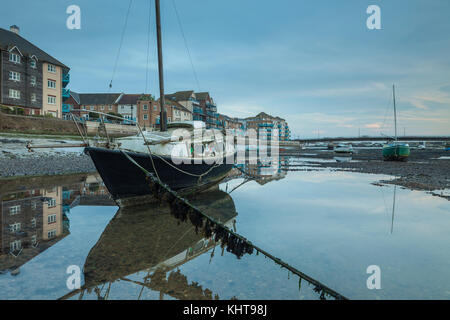 Boote auf dem Fluss Adur in der Nähe von Shoreham-by-Sea, West Sussex, England. Stockfoto