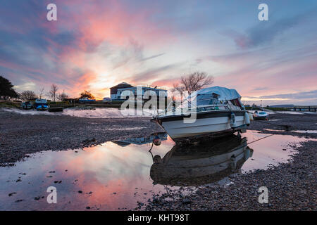 Sonnenuntergang auf dem Fluss Adur in Shoreham-by-Sea, West Sussex, England. Stockfoto