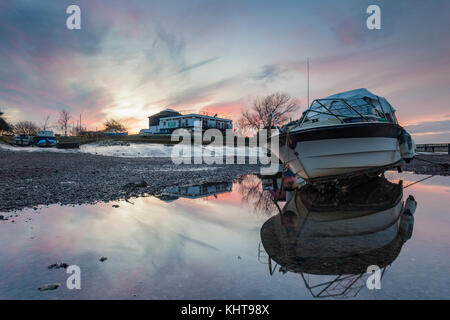 Sonnenuntergang auf dem Fluss Adur in Shoreham-by-Sea, West Sussex, England. Stockfoto