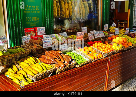 Hdr-Bild von einem Stand mit frischen Produkten außerhalb einer hundertjährigen Gourmet Shop im historischen Zentrum von Lissabon, Portugal Stockfoto