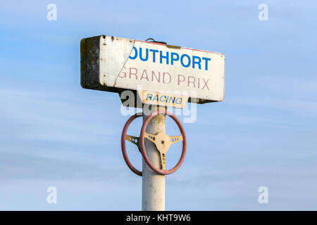 Die Southport Grand Prix Zeichen für die alte Go Kart Bahn befindet sich an der Strandpromenade in Southport, Merseyside Stockfoto