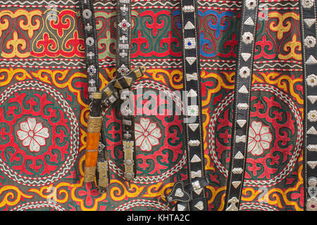 Mongolische Pferd Kabelbaum und Kunsthandwerk verkaufen auf dem Markt. Stockfoto