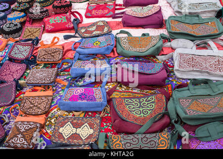 Mongolisches Kunsthandwerk verkaufen auf dem Markt. Stockfoto