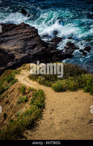 Wanderweg nach unten Kaskadieren des tückischen Klippen von flachen Felsen, Palos Verdes Estates, Kalifornien Stockfoto