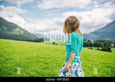 Porträt der jungen Frau auf dem grünen Feld Stockfoto