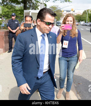 KEINE VERKÄUFE AN NEW YORK DALLIES - NO SOCAL MEDIA NEW YORK, NY - 26. SEPTEMBER: Anthony Scaramucci, ehemaliger Kommunikationsdirektor des Weißen Hauses, hat seinen Antrag aufgegeben, die Vaterschaft des Jungen anzufechten, den seine entfremdete Frau vor zwei Monaten nach Angaben der New York Post zur Welt gebracht hat. Anthony Scaramucci. Anthony Scaramucci, auch bekannt als „der Mooch“, ist ein amerikanischer Finanzier und Politiker. Scaramucci arbeitete zwischen 1989 und 1996 in den Geschäftsbereichen Investment Banking, Aktien und Private Wealth Management von Goldman Sachs. Anthony Scaramucci und die entfremdete Ehefrau treffen am 26. September zur Scheidungsanhörung ein Stockfoto