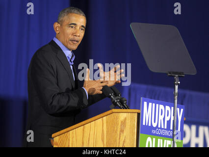 NEWARK, NJ - OKTOBER 19: Der ehemalige US-Präsident Barack Obama geht auf die Bühne zur Unterstützung des demokratischen Kandidaten Phil Murphy, der gegen republikanischen LT. Gov läuft. Kim Guadagno für den Gouverneur von New Jersey am 19. September 2017 in Newark, New Jersey. Personen: Barack Obama Stockfoto