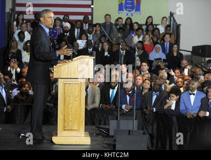 NEWARK, NJ - OKTOBER 19: Der ehemalige US-Präsident Barack Obama geht auf die Bühne zur Unterstützung des demokratischen Kandidaten Phil Murphy, der gegen republikanischen LT. Gov läuft. Kim Guadagno für den Gouverneur von New Jersey am 19. September 2017 in Newark, New Jersey. Personen: Barack Obama Stockfoto