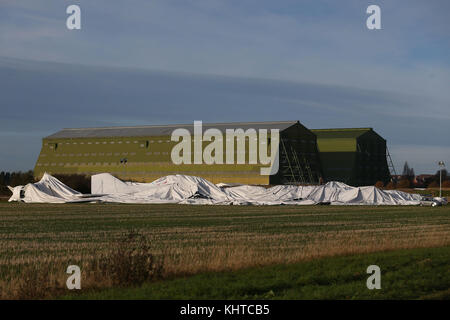 Airlander 10, das größte Flugzeug der Welt, liegt am Boden auf dem Flugplatz Cardington in Bedfordshire, nachdem sich das Flugzeug von seinen Anlegeplätzen gelöst hatte und sein Rumpf riß und entflitzte. Stockfoto