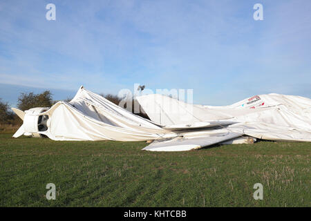 Airlander 10, das größte Flugzeug der Welt, liegt am Boden auf dem Flugplatz Cardington in Bedfordshire, nachdem sich das Flugzeug von seinen Anlegeplätzen gelöst hatte und sein Rumpf riß und entflitzte. Stockfoto