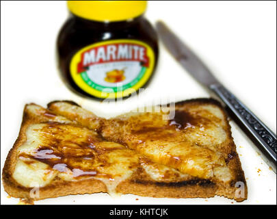 Liebe es hassen, bin armite' auf Käse auf Toast, köstliche Bild für einige und nicht so sehr für andere. Besser als nur Käse oder Marmite auf Toast. Stockfoto