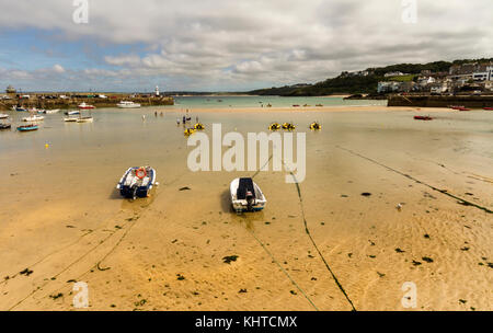 St Ives Bay bei Ebbe. Boote strandeed im Sand Stockfoto